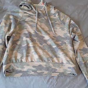 Camo crop top/long sleeves